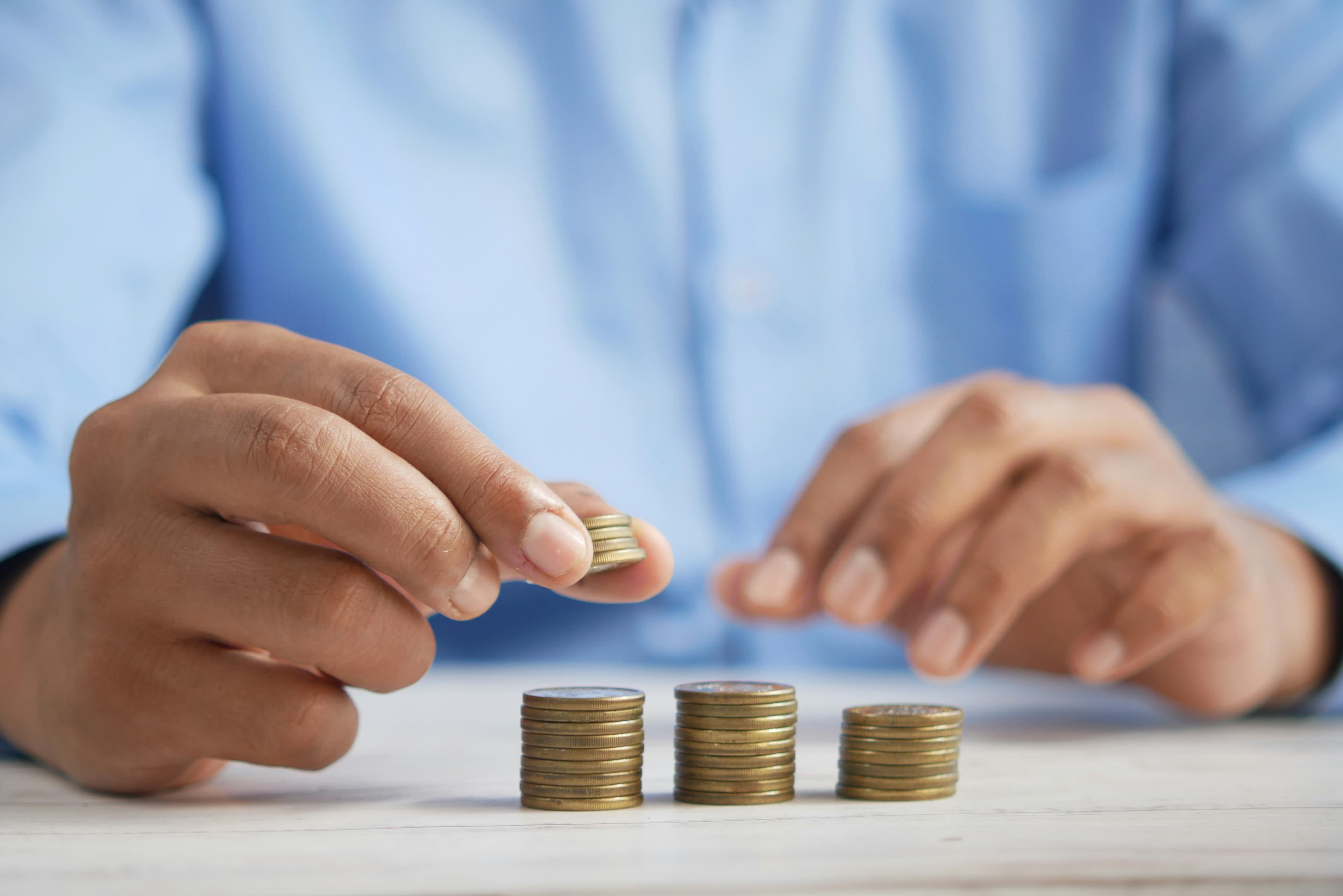 How the Rich Manage Money Differently From Everyone Else — 7 Habits That Separate Them